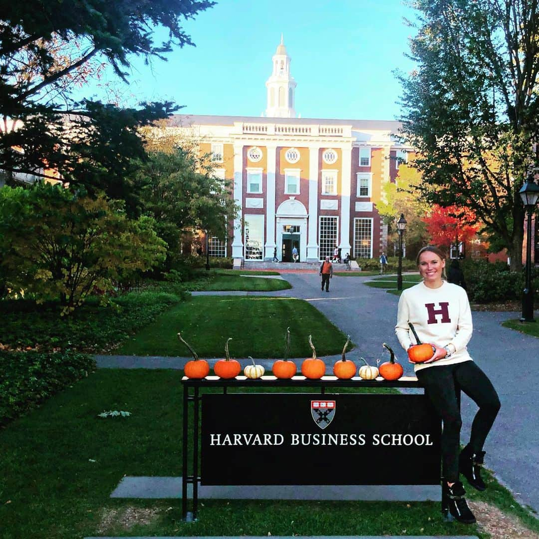 CarolineWozniackiさんのインスタグラム写真 - (CarolineWozniackiInstagram)「Beautiful day at @harvardhbs today ☀️🎃」10月22日 7時17分 - carowozniacki