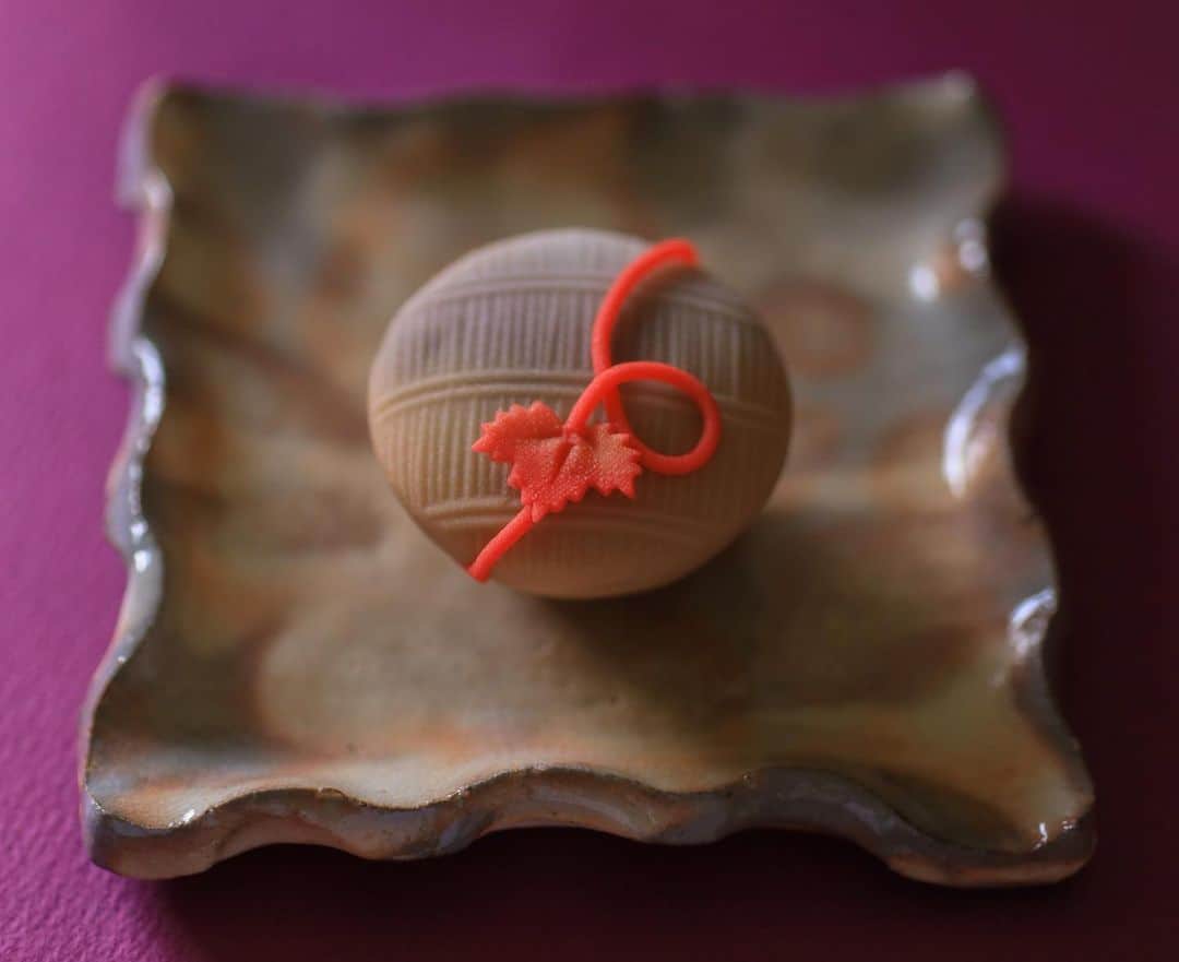 のインスタグラム：「今日の和菓子はねりきりで作った蔦葉です。 ねりきりとは白餡に餅や芋を混ぜて作った和菓子で 茶道 で使われる「主菓子」の一種です。 撮影 用に作成しました。  フェイスブックページのいいね！もよろしくお願いします。 https://www.facebook.com/shishisu/ Today's wagashi is  ivy with Nerikiri. The Nerikiri is the material of wagashi made by mixing the rice cake and yam in white bean. Is a kind of "Jounamagashi" as used in the tea ceremony. The sweets I've made for the shooting. #福泉堂  #和菓子  #紅葉 #funny #my_eos_photo #出雲  #swag #カメラ好きな人と繋がりたい  #写真好きな人と繋がりたい　 #model #life #可愛い #Japan #wagashi  #جميل #кондитер #ファインダー越しの世界 #日本 #work #撮影 #happy #Mignon  #igfood #lifestylenipponpic #photooftheday #เค้ก #sweets #торт #yummy」