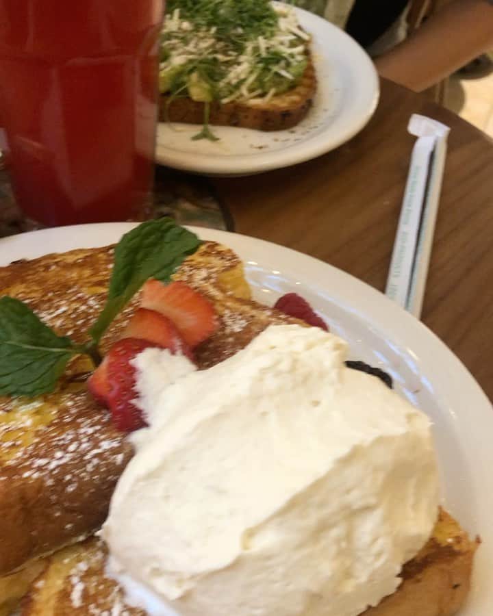 ニック・ハイドフェルドのインスタグラム：「As u can see (in the background) there is also #healthy #breakfast available #urthcaffe #lasvegas  There are great Restaurants in #vegas but it’s difficult to find good breakfast, especially more european style  #healthyfood #frenchtoast #usa」
