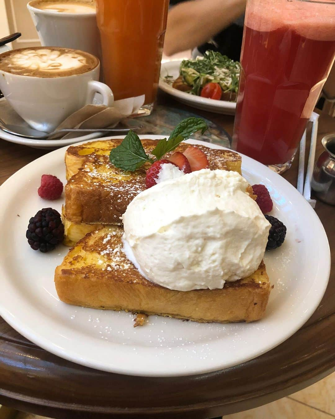 ニック・ハイドフェルドさんのインスタグラム写真 - (ニック・ハイドフェルドInstagram)「As u can see (in the background) there is also #healthy #breakfast available #urthcaffe #lasvegas  There are great Restaurants in #vegas but it’s difficult to find good breakfast, especially more european style  #healthyfood #frenchtoast #usa」10月22日 7時24分 - nickheidfeld