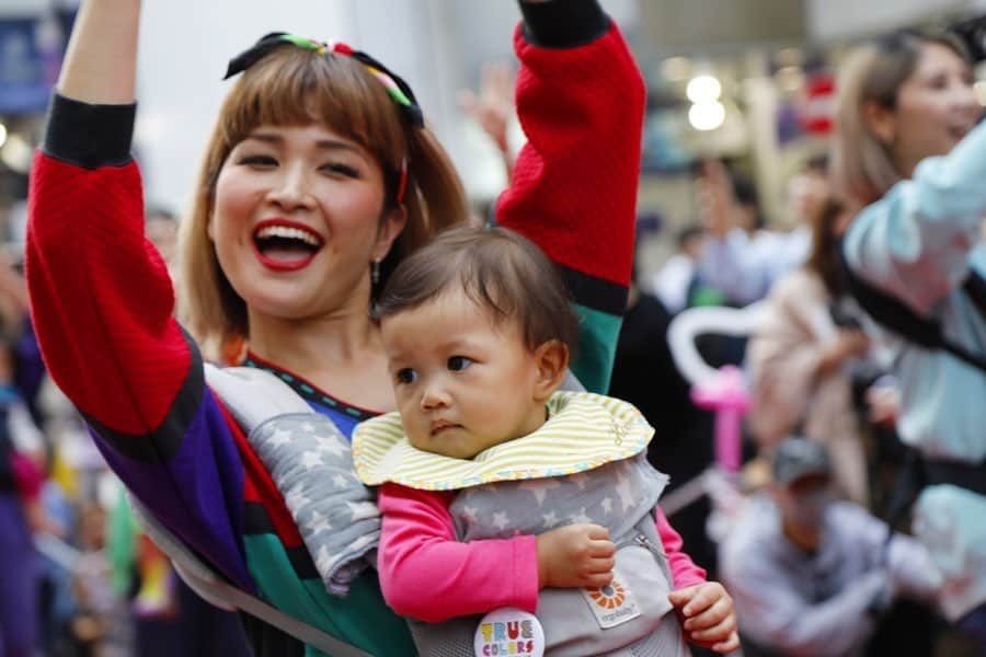 HARUKA MUTOさんのインスタグラム写真 - (HARUKA MUTOInstagram)「👶🏼Baby Wearing Dance👶🏼 先日、渋谷音楽祭にてベビーを抱っこして50組ものママパパと一緒にdanceしました💞✨ "子育て"をもっと楽しくポジティブに！というメッセージを込めたもの✨ ママパパ、ベビー、観客の皆様も笑顔で見てくれていて、本当に渋谷がHappyな空間に包まれたひと時でした😊 大好きなりゅうちぇる君ともパフォーマンス出来て最高でした🦄🦄 ・ ひまの初ステージ✨ 本番は寝起きで終始ポーッとしてたけどw一緒にこんな形でパフォーマンス出来て嬉しいです👩‍👧(最後までスクロールして動画見てみてね😂💕) ママになってまた今までと違う形でもdanceと繋がれて幸せです。ママだって、自由に楽しく子育て！！ 子供は宝だよー！！！ 愛溢れるイベントに参加出来て感謝です。 ありがとうございました！🌹 #truecolorsfestival #babywearingdance #marlmarl_cd #渋谷音楽祭 #ODORIBA #りゅうちぇる　#ママダンス #ママダンサー　#楽しく子育てしよう #赤ちゃんのいる生活 #子どものいる暮らし #楽しんだもん勝ち」10月22日 12時52分 - haruka_muto