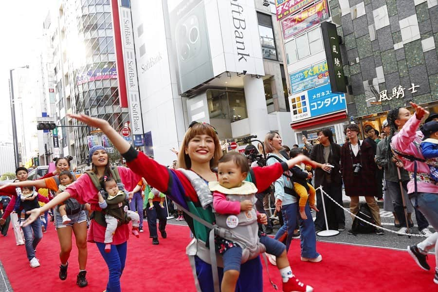 HARUKA MUTOさんのインスタグラム写真 - (HARUKA MUTOInstagram)「👶🏼Baby Wearing Dance👶🏼 先日、渋谷音楽祭にてベビーを抱っこして50組ものママパパと一緒にdanceしました💞✨ "子育て"をもっと楽しくポジティブに！というメッセージを込めたもの✨ ママパパ、ベビー、観客の皆様も笑顔で見てくれていて、本当に渋谷がHappyな空間に包まれたひと時でした😊 大好きなりゅうちぇる君ともパフォーマンス出来て最高でした🦄🦄 ・ ひまの初ステージ✨ 本番は寝起きで終始ポーッとしてたけどw一緒にこんな形でパフォーマンス出来て嬉しいです👩‍👧(最後までスクロールして動画見てみてね😂💕) ママになってまた今までと違う形でもdanceと繋がれて幸せです。ママだって、自由に楽しく子育て！！ 子供は宝だよー！！！ 愛溢れるイベントに参加出来て感謝です。 ありがとうございました！🌹 #truecolorsfestival #babywearingdance #marlmarl_cd #渋谷音楽祭 #ODORIBA #りゅうちぇる　#ママダンス #ママダンサー　#楽しく子育てしよう #赤ちゃんのいる生活 #子どものいる暮らし #楽しんだもん勝ち」10月22日 12時52分 - haruka_muto