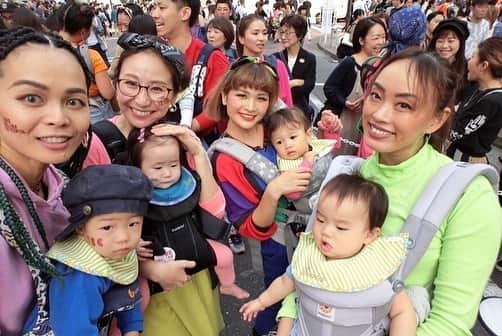 HARUKA MUTOさんのインスタグラム写真 - (HARUKA MUTOInstagram)「👶🏼Baby Wearing Dance👶🏼 先日、渋谷音楽祭にてベビーを抱っこして50組ものママパパと一緒にdanceしました💞✨ "子育て"をもっと楽しくポジティブに！というメッセージを込めたもの✨ ママパパ、ベビー、観客の皆様も笑顔で見てくれていて、本当に渋谷がHappyな空間に包まれたひと時でした😊 大好きなりゅうちぇる君ともパフォーマンス出来て最高でした🦄🦄 ・ ひまの初ステージ✨ 本番は寝起きで終始ポーッとしてたけどw一緒にこんな形でパフォーマンス出来て嬉しいです👩‍👧(最後までスクロールして動画見てみてね😂💕) ママになってまた今までと違う形でもdanceと繋がれて幸せです。ママだって、自由に楽しく子育て！！ 子供は宝だよー！！！ 愛溢れるイベントに参加出来て感謝です。 ありがとうございました！🌹 #truecolorsfestival #babywearingdance #marlmarl_cd #渋谷音楽祭 #ODORIBA #りゅうちぇる　#ママダンス #ママダンサー　#楽しく子育てしよう #赤ちゃんのいる生活 #子どものいる暮らし #楽しんだもん勝ち」10月22日 12時52分 - haruka_muto