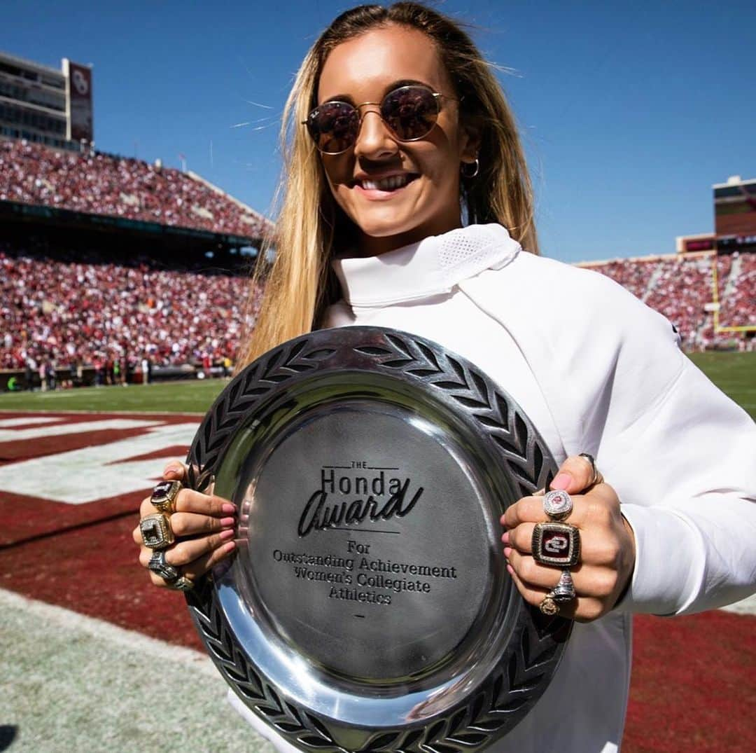 マギー・ニコルズさんのインスタグラム写真 - (マギー・ニコルズInstagram)「It was such an honor to receive this award!! feeling so blessed!! BOOMER SOONER☝️🌟」10月22日 7時32分 - callmeswags