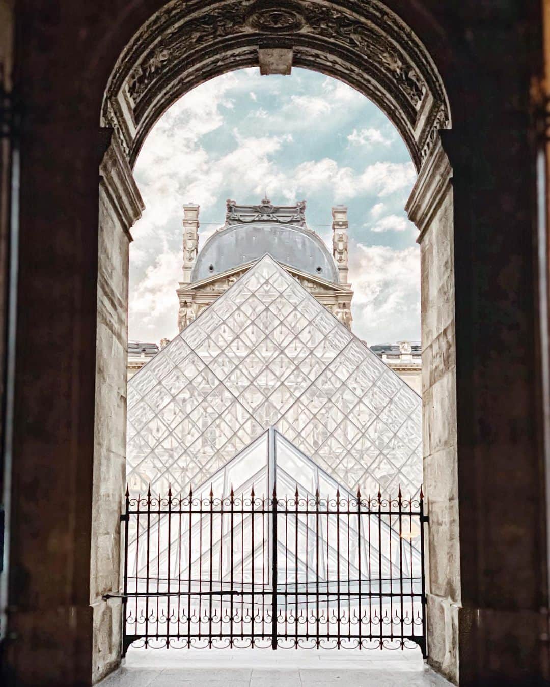 Yukicoさんのインスタグラム写真 - (YukicoInstagram)「∥ 𓉱 ∥  Ｍｕｓｓｅ ｄｅ Ｌｏｕｖｒｅ  閉まっている⌢⌓̈⃝⌢ と思いきや　空いているゲートなのです ‥‥‥‥‥‥‥‥‥‥‥‥‥‥‥‥‥‥‥‥‥‥‥‥‥‥‥‥‥‥‥‥‥‥ #paris#parisienne#paris_bigcity#paris_tourisme#paris_vacations#paris_focus_on#parisianlifestyle#pariscitylove#parisbyday#parisvibes#parisiloveyou#parislovers#parislove#parisfrance#parisfilmes#louvre#louvremuseum#museedelouvre#yukicoinparis#パリ旅行#ピラミッド#ガラスのピラミッド#ルーブル#ルーブル美術」10月22日 7時38分 - yukicolifecom