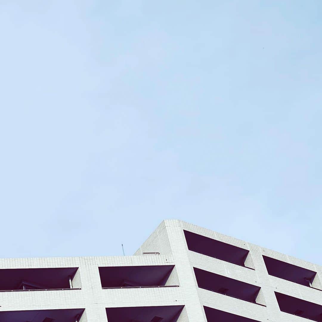中野敬久さんのインスタグラム写真 - (中野敬久Instagram)「#sky #building #holes #square #nationalholiday」10月22日 7時45分 - hirohisanakano