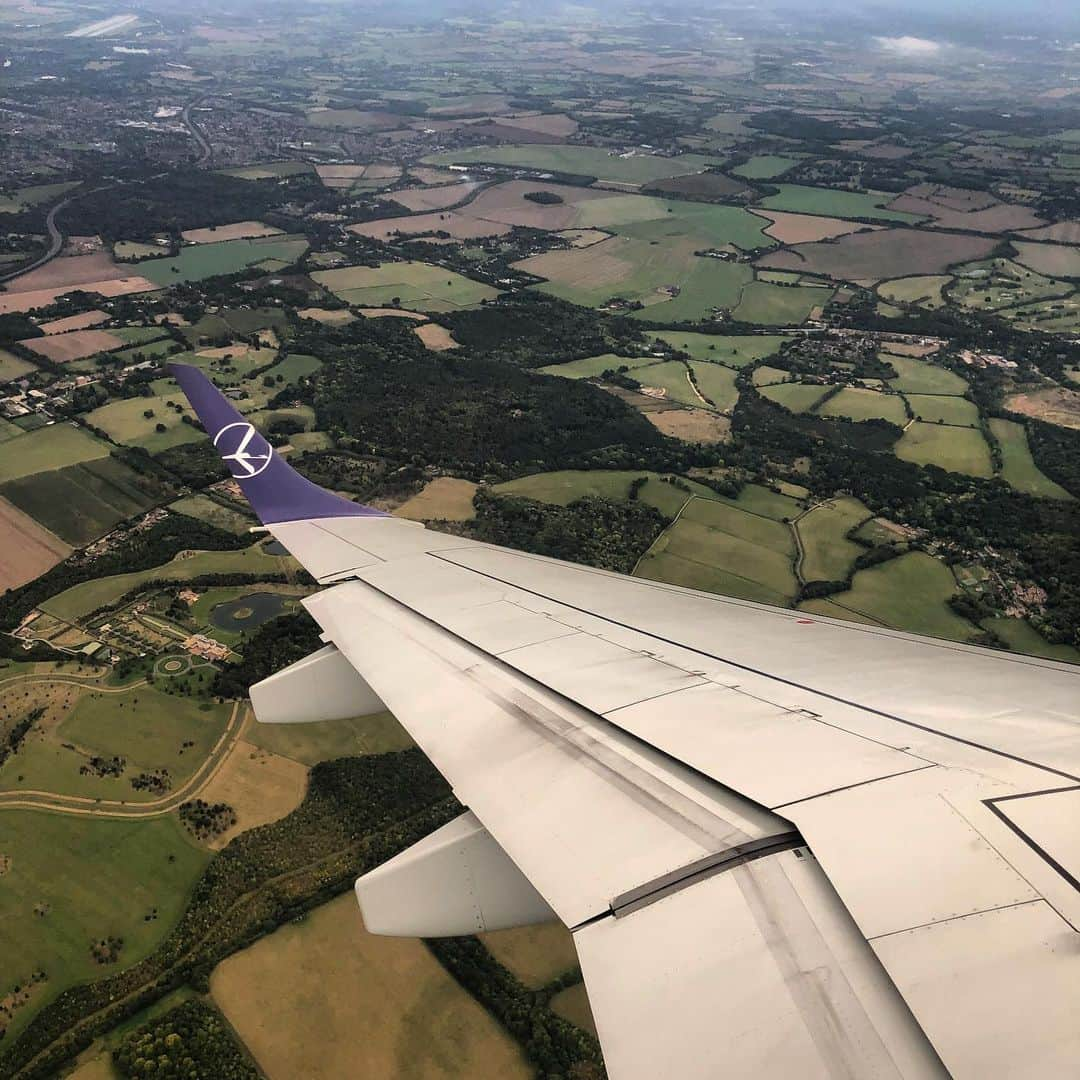 岡倫之さんのインスタグラム写真 - (岡倫之Instagram)「Looking at England from inside an airplane.  A quiet landscape. #airplane #inflight #countryside #quietscenery #UnitedKingdom #UK #GreatBritain #England #London #飛行機 #機内 #田園風景 #長閑な風景 #英国 #イギリス #イングランド #ロンドン #街並み #景色綺麗 #海外生活  #海外の景色 #イギリスの風景」10月22日 7時49分 - great_o_khan