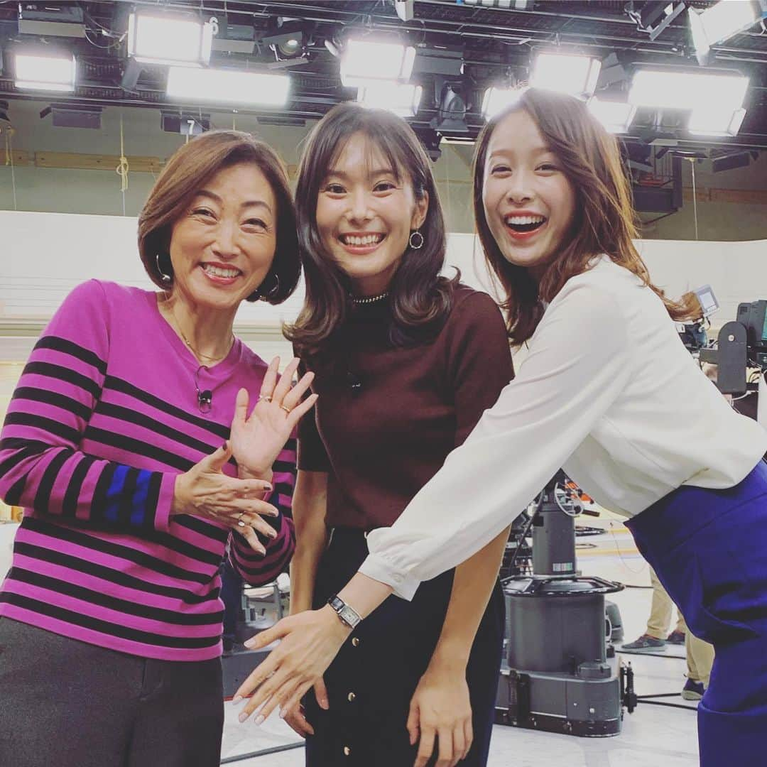 田中ウルヴェ京さんのインスタグラム写真 - (田中ウルヴェ京Instagram)「昨日のNスタ。 もとからいいのに最近どんどん綺麗になっていく小林由未子アナが、今日はずいぶん大人っぽい衣装でカッコいーじゃーん、撮ろう！と撮ってたら、良原安美アナがちょこちょこって走ってきた図。😊 みんなかわいすぎ。😊 今日の自分の衣装もかわいかった。が、暑かった。😅 #小林由未子アナ #良原安美アナ」10月22日 7時53分 - miyako.tanaka.oulevey