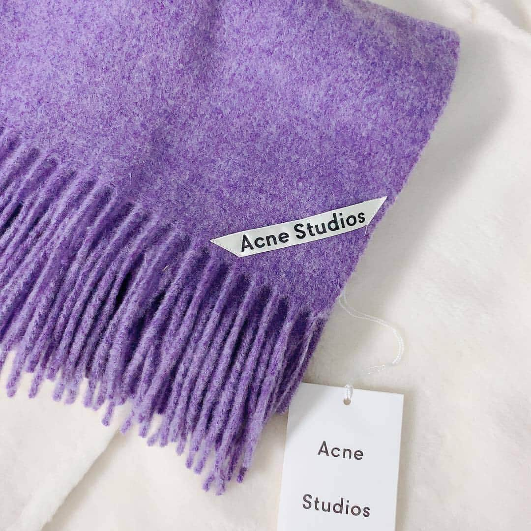 MERYさんのインスタグラム写真 - (MERYInstagram)「. 今年こそ、アクネのフリンジスカーフが欲しい！『Acne Studios（アクネ ストゥデイオズ ）@acnestudios 』のスカーフは、カラーバリエーションが豊富で、シンプルだけどロゴが目立つ、洗練されたデザインが人気です。大人カジュアルコーデのアクセントになってくれそうな、お洒落さんの秋冬定番アイテムです。 . MERYでは他にも「かわいい」に近づくさまざまな情報を発信しています。 @mery.beauty コスメ・美容に特化した情報をお届け♡ @mery_spot 話題のカフェやお出かけスポットをご紹介！ こちらもぜひチェックしてみてください！ . . photo by @_____sui._____  @jn.9x  @__naaam.i . #MERY #regram #stole #acnesyudios #fashion #大人シンプル #大人カジュアル  #데일리룩 #옷스타그램 #오오티디 #코디 #패션 #패션피플 #ストール #マフラー #アクネストール #アクネストゥデイオズ #秋冬ファッション #マフラー女子 #マフラーコーデ #スヌード #秋物 #冬物 #ストールコーデ #今日のコーデ #今日の服 #お洒落 #お洒落さんと繋がりたい #MERY女子 #メリー .」10月22日 8時00分 - mery.jp