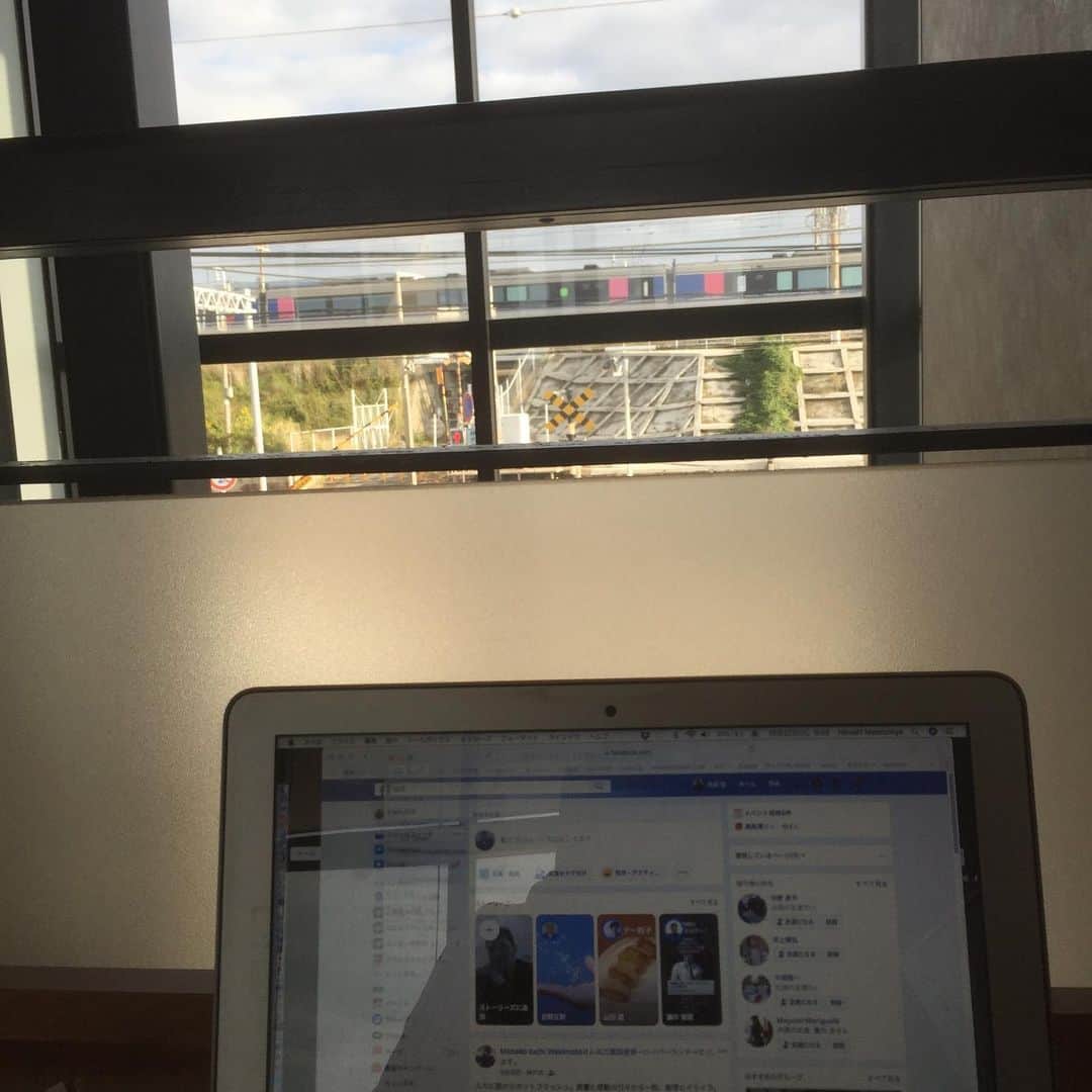 松宮宏さんのインスタグラム写真 - (松宮宏Instagram)「今朝は海と電車の見える席で。」10月22日 8時12分 - hmatsumiya