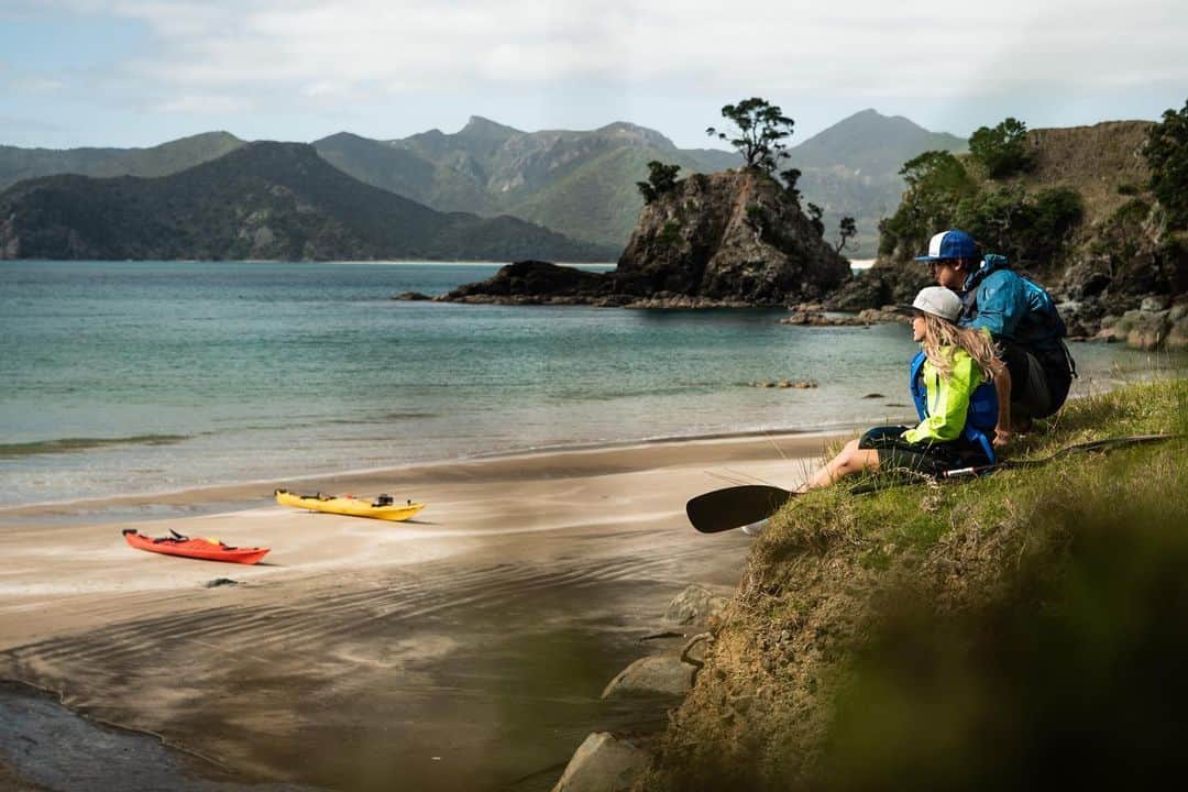 マイケル・ドーソンさんのインスタグラム写真 - (マイケル・ドーソンInstagram)「Easy living 🙌  First time exploring #greatbarrierisland just off the coast of the North Island of #newzealand 🇳🇿 amazing place. Off the grid, good times enjoying mother natures finest. #neature #explore #adventure #seakayak #kayak #kayaklife #teamnrs」10月22日 8時14分 - mrmikedawson