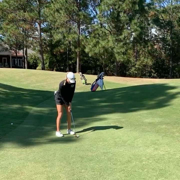 Sierra Brooksのインスタグラム：「The greens at @pinehurstresort are no joke! Getting in that last minute pre before @road2lpga #QSeries kicks off!」