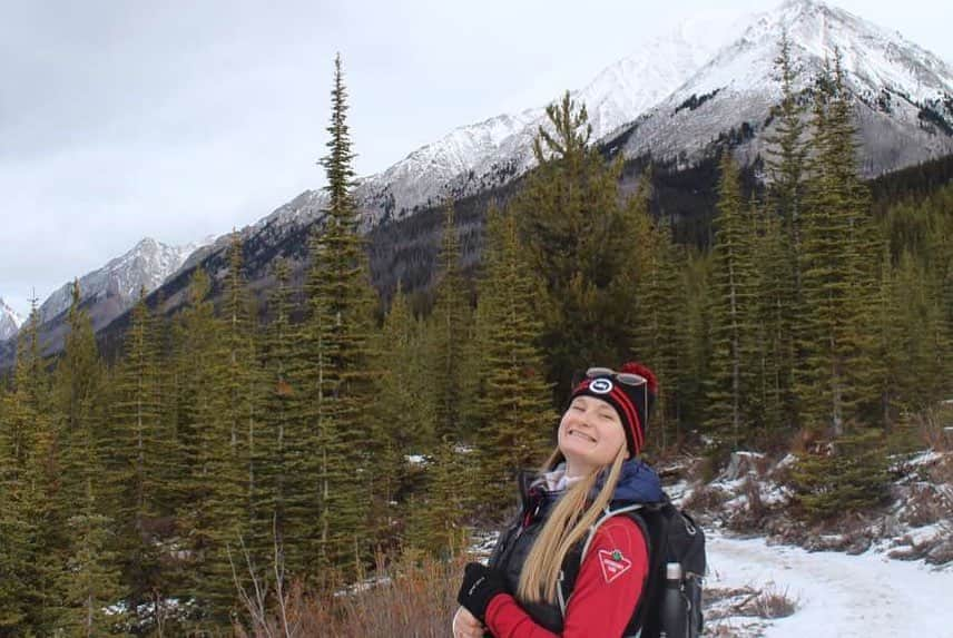 ヘイリー・ベルさんのインスタグラム写真 - (ヘイリー・ベルInstagram)「Obviously happy to be back in the mountains today! 🏔❄️ . . . . #kananaskiscountry #explorealberta #hike #hikealberta #rummellake #snow #canadianrockies」10月22日 8時40分 - hayleighbell