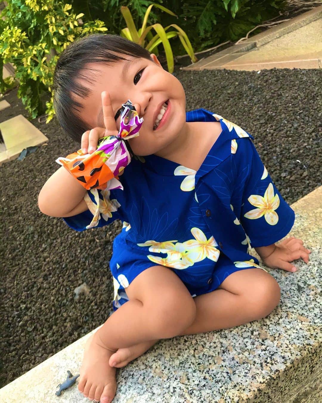 渡部太基のインスタグラム：「. 最近カメラ向けるとひょうきん蓮旺👦 #わたべんちのれおうくん #hawaii #aloha #アロハシャツ #もうすぐハロウィン #🎃#🤙」