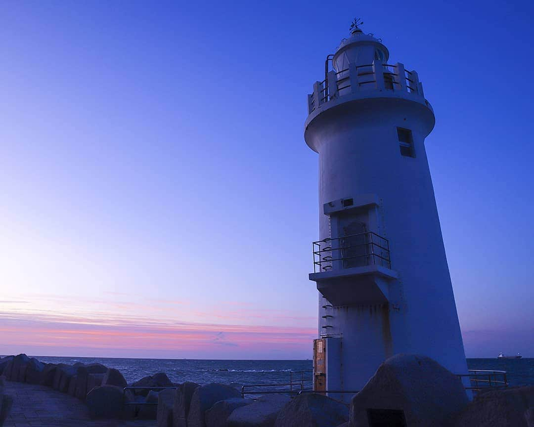 愛知県田原市さんのインスタグラム写真 - (愛知県田原市Instagram)「A brand new day has come! * あーたーらしい、あさがきた * 今日は#即位礼正殿の儀 たはらの#新しい朝はここから #伊良湖岬灯台#朝活 活動中 * きぼーうのあーさーだ #たはら暮らし * #渥美半島#田原市#田原#伊良湖岬#伊良湖#赤羽根#サーフィン#朝焼け#灯台#朝焼け#秋#菜の花浪漫街道#カコソラ #flower#tahara#irago#akabane#autumn#surfing#sunrise#田舎暮らし#日々の暮らし#休日の過ごし方#スローライフ#instagramjaran」10月22日 8時49分 - tahara_kurashi