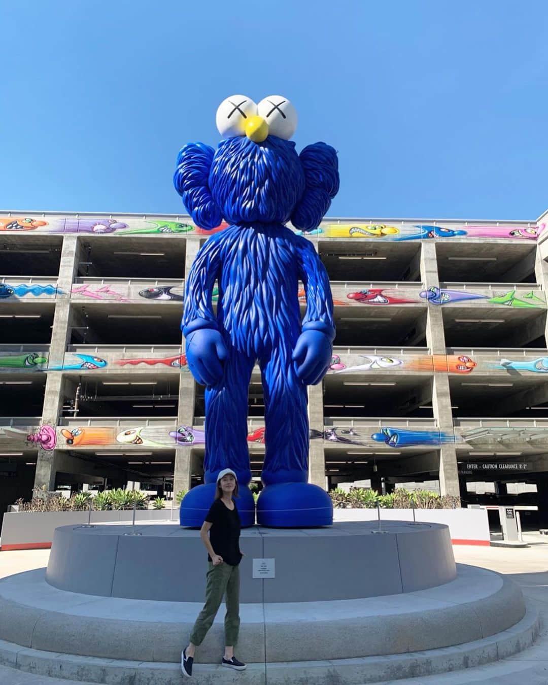 高木りなのインスタグラム：「💙💛💙💛💙 #KAWS #kawsbff #kawsbffblue #art #popart #streetart #losangeles #california」