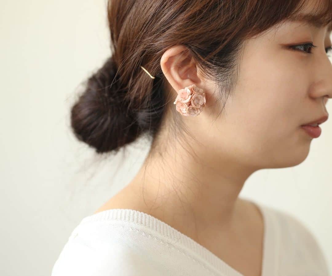 のインスタグラム：「「AYUKO HISHIKAWA」 -fuji イヤリング-片耳 . ベビーピンクが可愛いお花のイヤリング。 片耳にアクセントを・・・ . ◎商品は当店トップページのバナーorプロフィールのURLからどうぞ。 ▶︎ @kozlife_tokyo . #KOZLIFE #japan #instahome #instagood #instajapan #outfit #fashion #instadaily #ootd #ayukohishikawa #paperaccesary #fashionaddict #instafashion #Jewelry #アクセサリー #暮らし#北欧 #北欧アクセサリー #今日のコーデ#ジュエリー #シンプル #ファッション #コーディネート #イヤリング #ピアス #和紙 #着物」