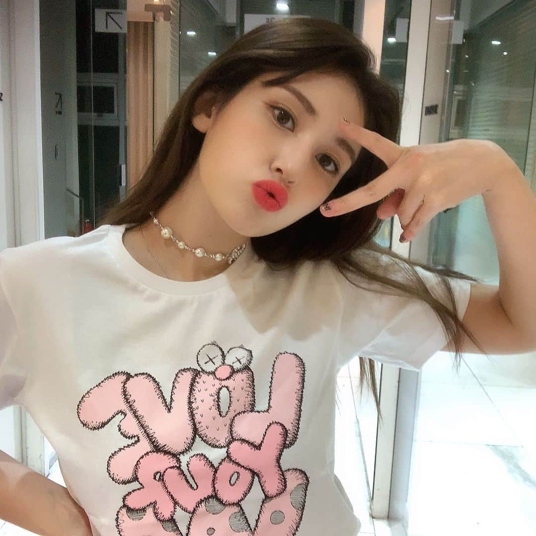 ソミさんのインスタグラム写真 - (ソミInstagram)「W korea 🎀 “ #LOVEYOURW “ @kaws @wkorea 🎀 #breastcancerawareness」10月22日 9時04分 - somsomi0309