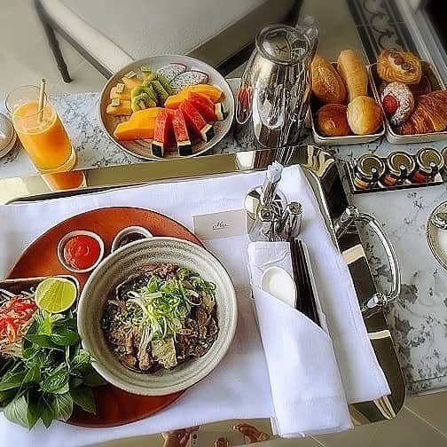 吉村玲香のインスタグラム：「ベトナム🇻🇳から帰ってきましたー！  ベトナム良いですね！ 物価は安いし、 フォーや春巻きなど、 ご飯も美味しい♡ . .  ベトナムの通貨ドンは、 桁が多すぎて、 日本円でいくらなのか、 わけが分からなくなりました（笑） . .  今回の渡航は ほとんど観光は出来なかったんですが、 それでも、街に出て、 飛び込みマッサージ行ってみましたら、 . .  60分みっちり全身を オイルで気持ちよくトリートしてくれて、  なんと驚きの １２００円でした！ . .  毎日でも通いたいです〜♥ . .  今回は関空からベトジェットエアーという ＬＣＣで飛び✈  五つ星のホテル（朝食付き）に２泊とまって、 なんと旅費の総額は ５万円ちょっとでした。 . .  東京行くより安い！ . .  ベトナム気に入りました♥ . .  またどなたか一緒に行きましょう〜！ . .  旅ブログもまた書いていきますね。 . .  ではでは、また！ 素敵な祝日をお過ごしくださいね✨ . . .  #ベトナム #ベトナム旅行  #フォー #五つ星ホテル #弾丸旅行  #海外出張 #旅を仕事に  #ベトジェットエア  #vietnam」
