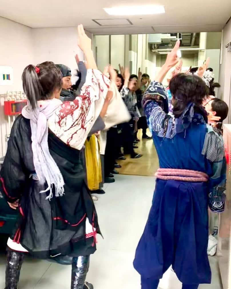 白羽ゆりのインスタグラム：「毎日、開演5分前にみんなで集まって気合い入れをしてます！！ この気合い入れは、作品によってあったりなかったり。  私は、全員で手を繋いで「よろしくお願いします！」というものしか経験がなかったので、今回のような…ザ！時代劇！！そして男性が多い中での公演が久しぶりだったので、激しめな 「といやー！」 「おっと〜！！」という気合い入れをはじめて経験しました。  毎日、座長の佐野君が一言。 なんとも可愛い挨拶で、みんなほっこりしてました。  仲良しカンパニーに恵まれて幸せです。 大阪、福岡、愛知、12月の明治座。  みんなで力を合わせて、更に高みを目指して走り続けたいです✨✨ #里見八犬伝」