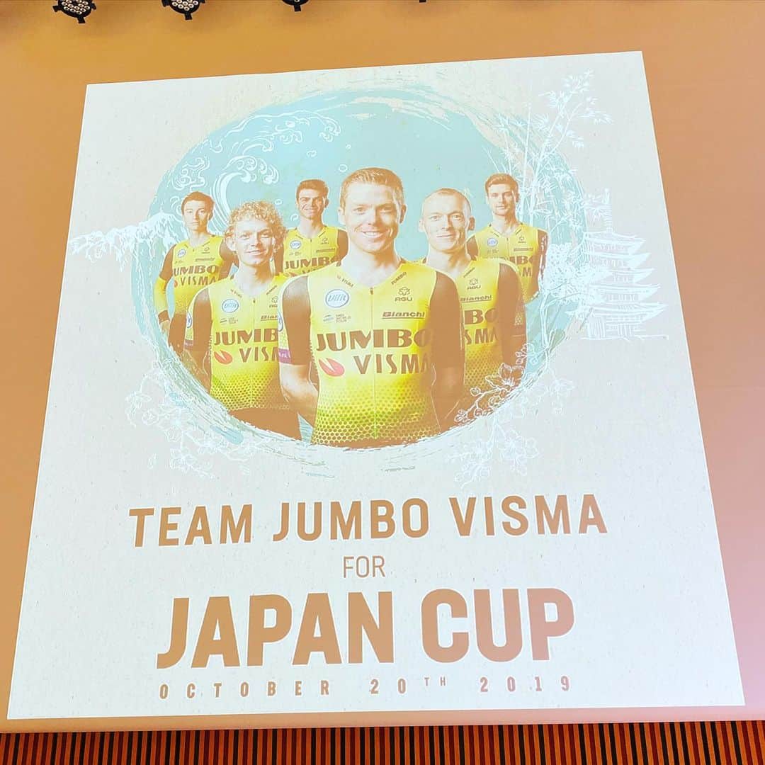 Saschaさんのインスタグラム写真 - (SaschaInstagram)「#jumbovisma #bianchi  #japancup2019 アフターパーティーの司会を今年も3年連続で担当いたしました！残念ながらレースで勝てませんでしたが今年年間54勝という最強チームから最高のメンバーで来日…本気で #ジャパンカップ の勝利を目指した彼ら、パーティーでは打って変わってリラックスムードで楽しい時間をファンと過ごしていました！来年は必ず優勝しに戻ってくると誓っていましたので今から楽しみです！ #ビアンキ の #ジャパンカップ モデルのバイクもカッコ良かった！」10月22日 9時30分 - sascha348