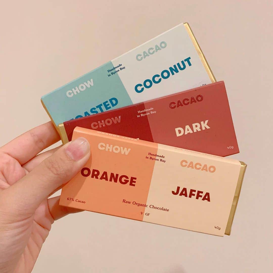 のインスタグラム：「いただいたオーガニックのチョコレート🍫💗最初は不思議な感じがしたけど慣れたら美味しくてハマってる！そんなに甘くなくてちょうどいい✌️💗 てかパッケージ最強にかわいくない😍？」