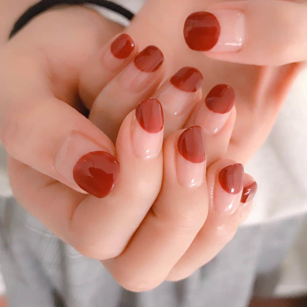 なかやまちえこのインスタグラム：「Red. #nail #nails #nailart #ネイル #美甲 #ネイルアート  #clou #nagel #ongle #ongles #unghia #japanesenailart #manucure #네일 #젤네일 #네일아트 #네일리스트 #japanesenails #manicurist #gelnails #أظاف #フレンチネイル #frenchnails #丸フレンチ #丸フレンチネイル #Qulle #いとくとら ちゃん」