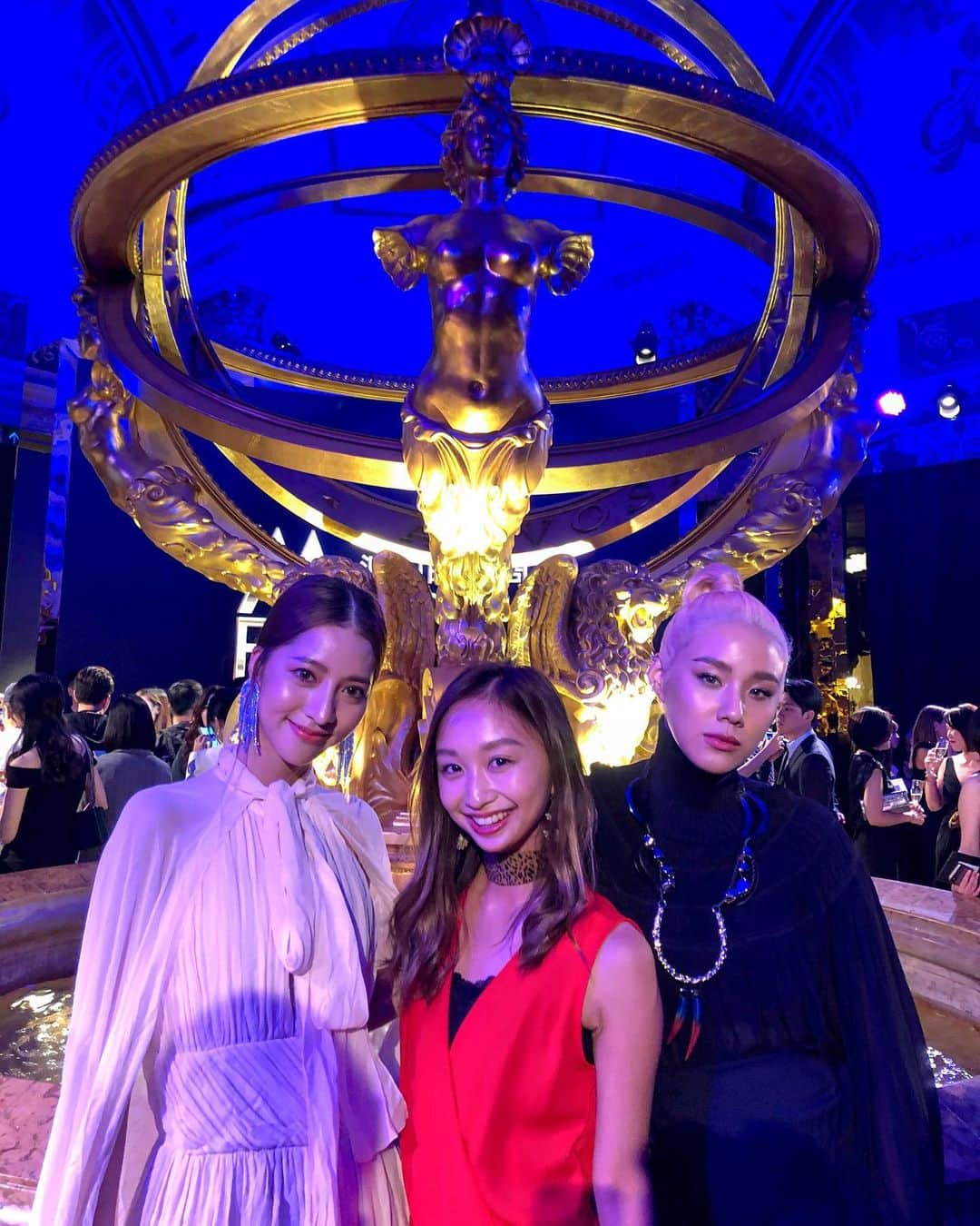 近藤あやさんのインスタグラム写真 - (近藤あやInstagram)「Thank You invited me  #smfw 2019 🌹🌹 ⠀ ⠀ 空間に、音に、視覚に、 飽きない世界観のショーだった🥺✨ ⠀ 台湾からのKOLの子が 可愛すぎて声かけた🤭💕👭 ⠀ @thevenetianmacao  #VenetianMacao  #BecomePartofVenetian #smfw」10月22日 10時10分 - doraemontoaya