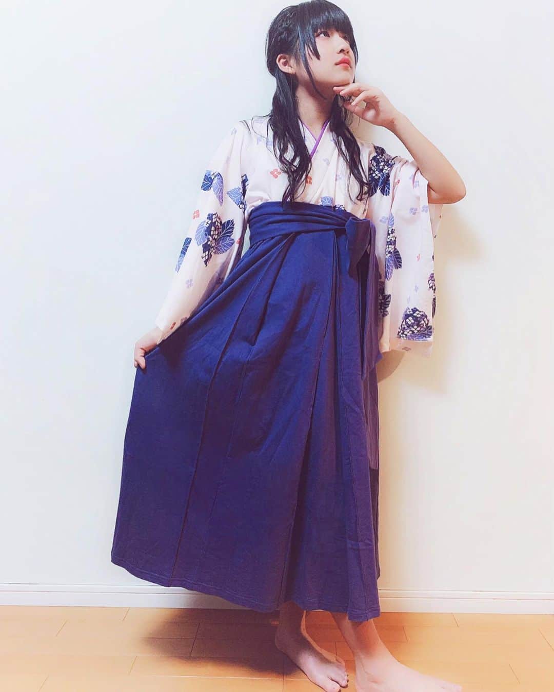 りりりのインスタグラム：「👘👘👘 『ゆる袴』っていうラクチン部屋着ワンピを着てみました❣️ 可愛いのにスポンって着れる🥺💗 じぶんが着てるのは紫陽花柄です💐 ムラサキ、似合ってるかわからんねんけど、好きな色なので挑戦してみました❣️ 斜め上を向いているのはなんでか覚えてません🤔 いい感じにしようとしたポーズたぶん…✌︎✌︎✌︎ 👘気になった方は詳しくはこちら→ https://camp-fire.jp/projects/view/190128  家でちょっとオシャレした気分になれるのでたくさん着ようと思います😤💗 ・ ・ #りりり #部屋着 #ワンピース  #ゆる袴 #紫陽花 #可愛い #袴を前に着たのは小学校の卒業式です #これは頭からすぽんって着れる」