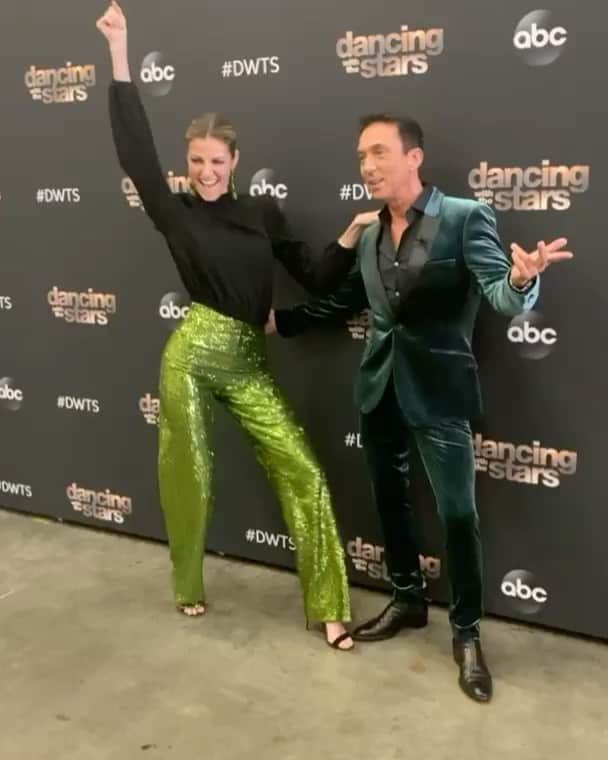 エリン・アンドリューズのインスタグラム：「MOOD 💚💚 💃🕺@brunotonioliofficial @dancingabc @kikihaircutter @lisaashleybeauty @anitapatrickson @vtrilling @thefenster」