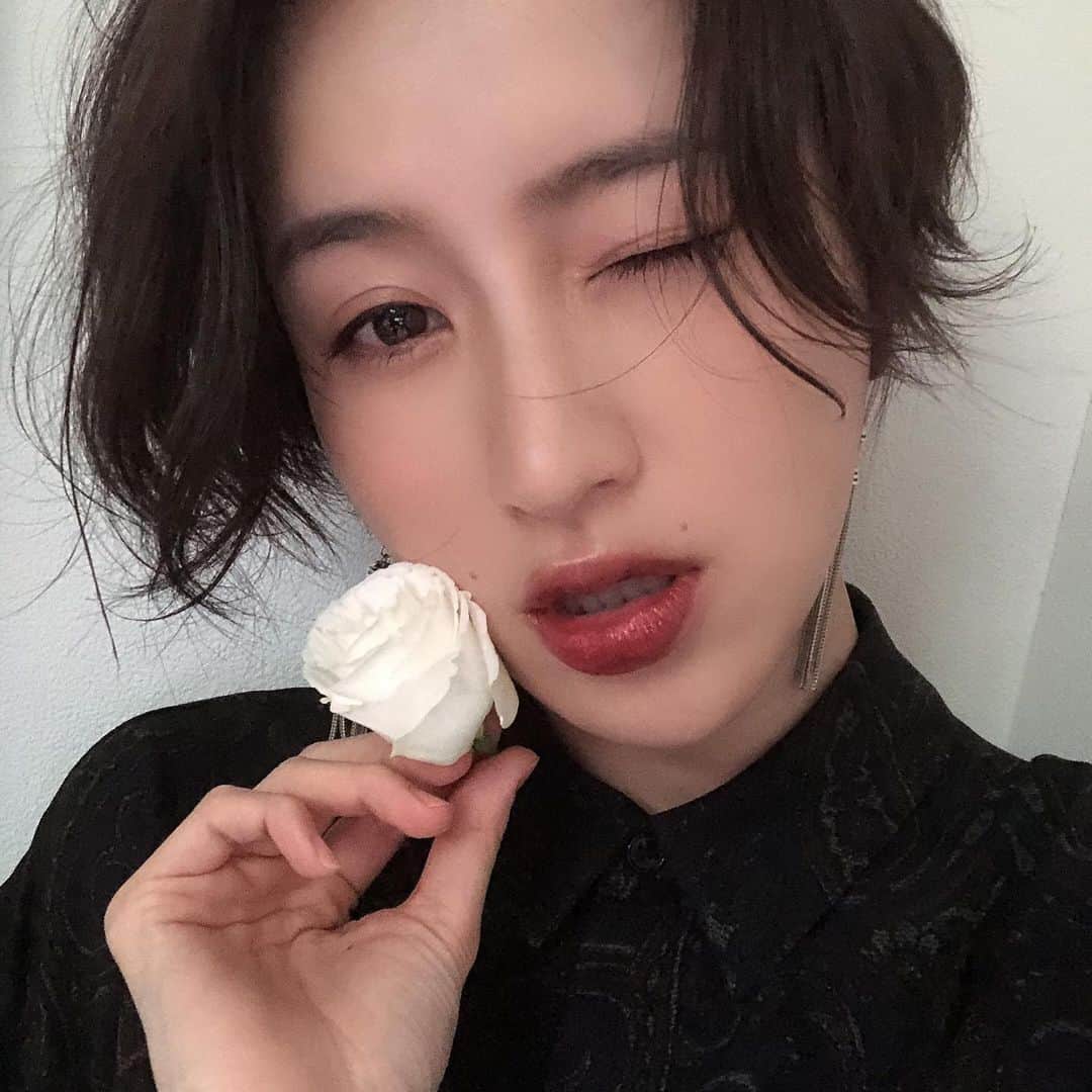 のインスタグラム：「初HIFUして今日で１週間ですが、 バースデーでふいに撮られた写真みてて、二重顎の写真が無くてこれは絶対HIFUやった成果だって思って嬉しくなってる！！ 友達のビフォーアフターがすごい脂肪減ってて何やったのか聞いて行ったんやけど、リアルな友達の口コミが一番信頼できるよね。 来月も行こうと思ってるからまたレポします^^ 31歳は服より　#美容 に投資する❤️ #blairsalon #二重顎撲滅運動 #リフトアップ」