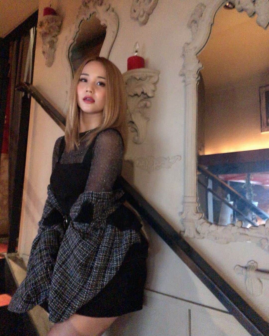 LORYのインスタグラム：「おはよう⛅️Rainy day ☔️ さむいねーー🥺🍂 人肌恋しい季節🥀 #goodmorning #rainyday #autumn #looory #bershka」