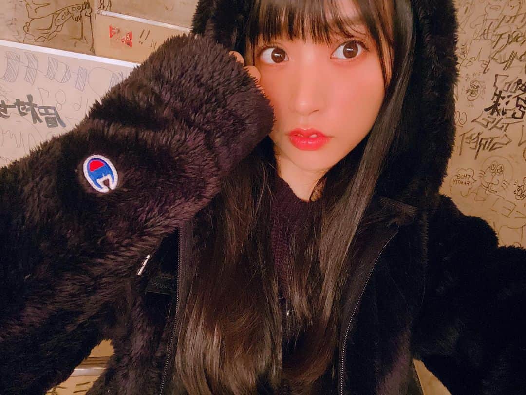 根岸愛のインスタグラム：「寒いのでもこもこパーカー 着ちゃうよね👚 あったきゃ〜😚💕 #champion #hoodie #fashion #今日のchampion #champion女子 #ねぎしふく #ねぎ私服 #チャンピオン #パーカー」