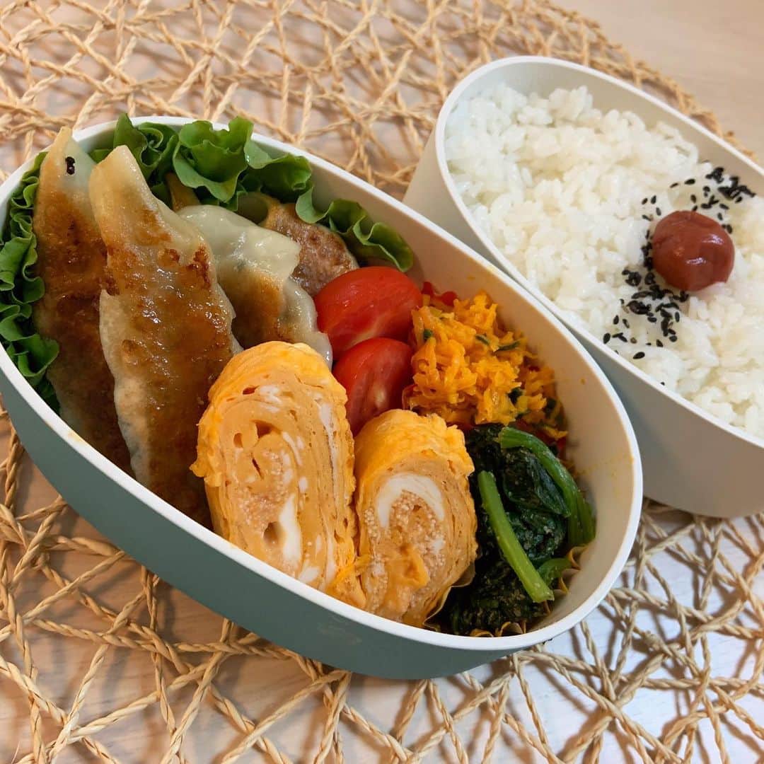 本田しおりのインスタグラム：「#今日のお弁当  #餃子#餃子弁当#福さ屋の明太子入り出し巻き卵#にんじんしりしり🥕#ほうれん草のお浸し  #お弁当 #本田弁当 #旦那さん弁当 #神ちゃん弁当 #神弁」