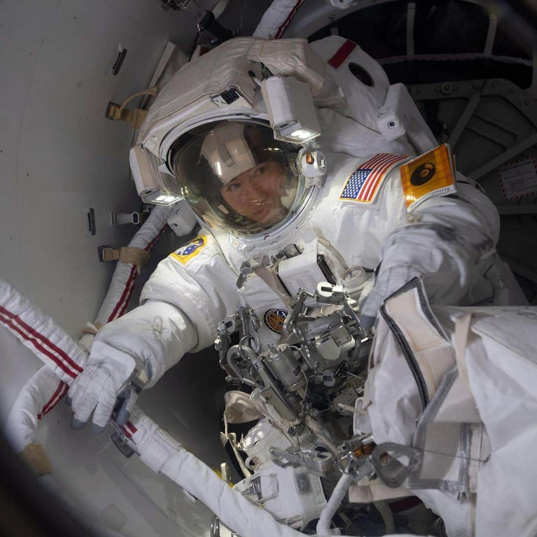 NASAさんのインスタグラム写真 - (NASAInstagram)「“To all those reaching to new heights: yes you can.” 👩‍🚀💪 #MondayMotivation brought to you by @Astro_Christina.  On Oct 18, our @NASAAstronauts Christina Koch (in the suit with red stripes) and Jessica Meir performed the first #AllWomanSpacewalk in history. They replaced a faulty battery charge/discharge unit that failed to activate after a previous spacewalk.  This was the fourth spacewalk for @Astro_Christina and the first for @Astro_Jessica. Their tasks set the stage for our #Artemis missions where history will be made once again when the first woman steps foot on the Moon.  Credit: NASA」10月22日 10時41分 - nasa