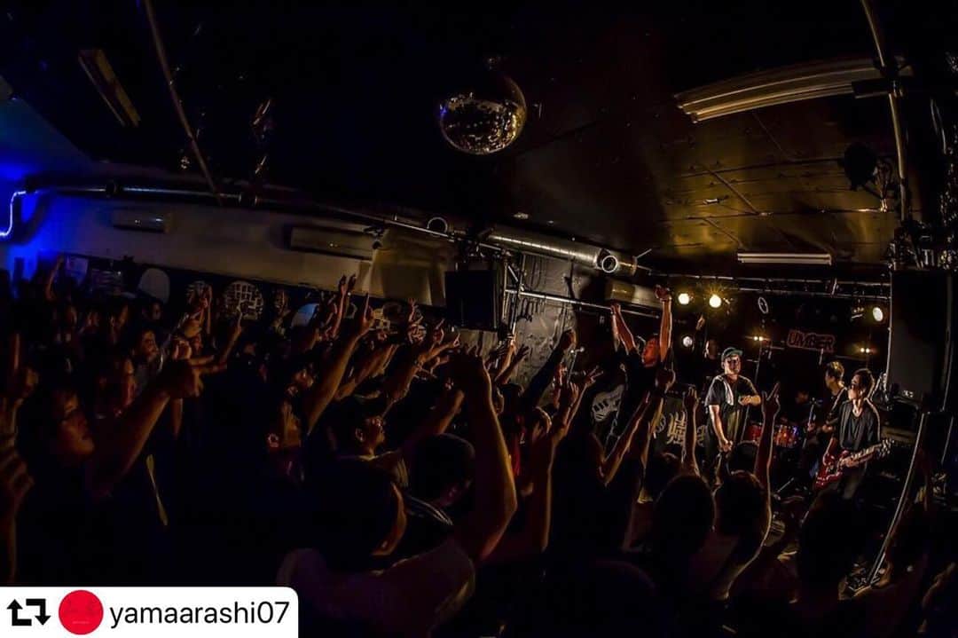 SATOSHIのインスタグラム：「CROSSFAITHかっこよかったです！ありがとう！  京都も静岡もいい時間を過ごせました！！ #repost @yamaarashi07 ・・・ 「極上音楽集ツアー2019～2020」  ツアー8公演目  @ 静岡UMBER  w Crossfaith  Photo by @hayachinphoto  #山嵐 #極上音楽集 #ツアー #Crossfaith #静岡UMBER」
