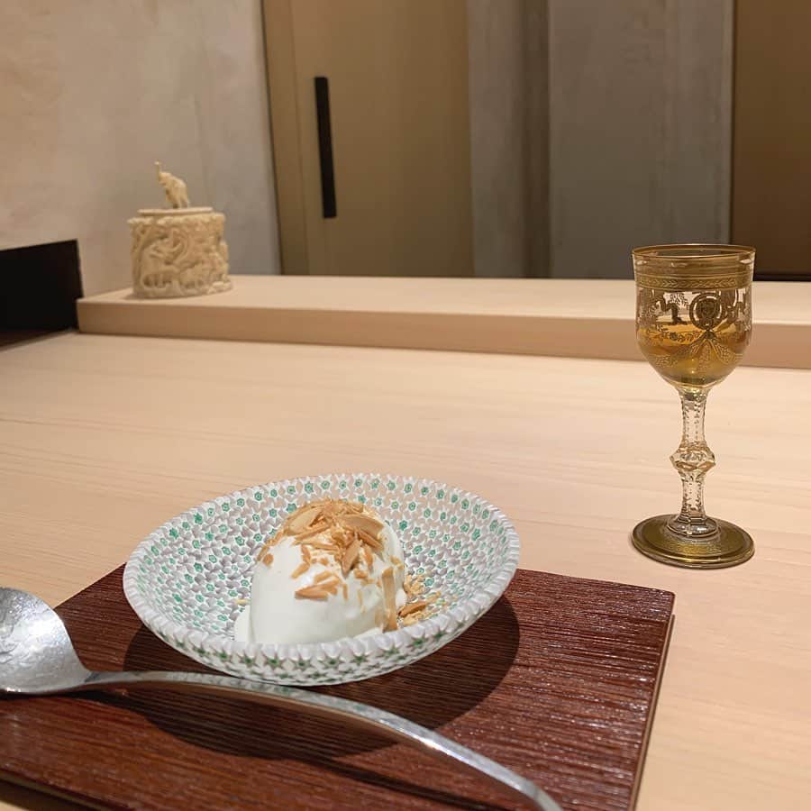 石田一帆さんのインスタグラム写真 - (石田一帆Instagram)「. 先日いただいた手作りアイス。 絶妙ななめらかさと濃厚さのアイスに お酒と合わせていただく贅沢さ🍨 . お食事も本当においしかったぁ 松茸尽くし最高、、、 あんなにおいしいからすみ(生…！)も 人生で初めて食べた、、、🥺 . またこんなところへこれるように がんばろうと思った1日でした🌛 . #kimoto#kagurazaka#japanesefood#紀茂登#神楽坂グルメ#神楽坂#日本食#日本酒」10月22日 10時56分 - ishidakazuho