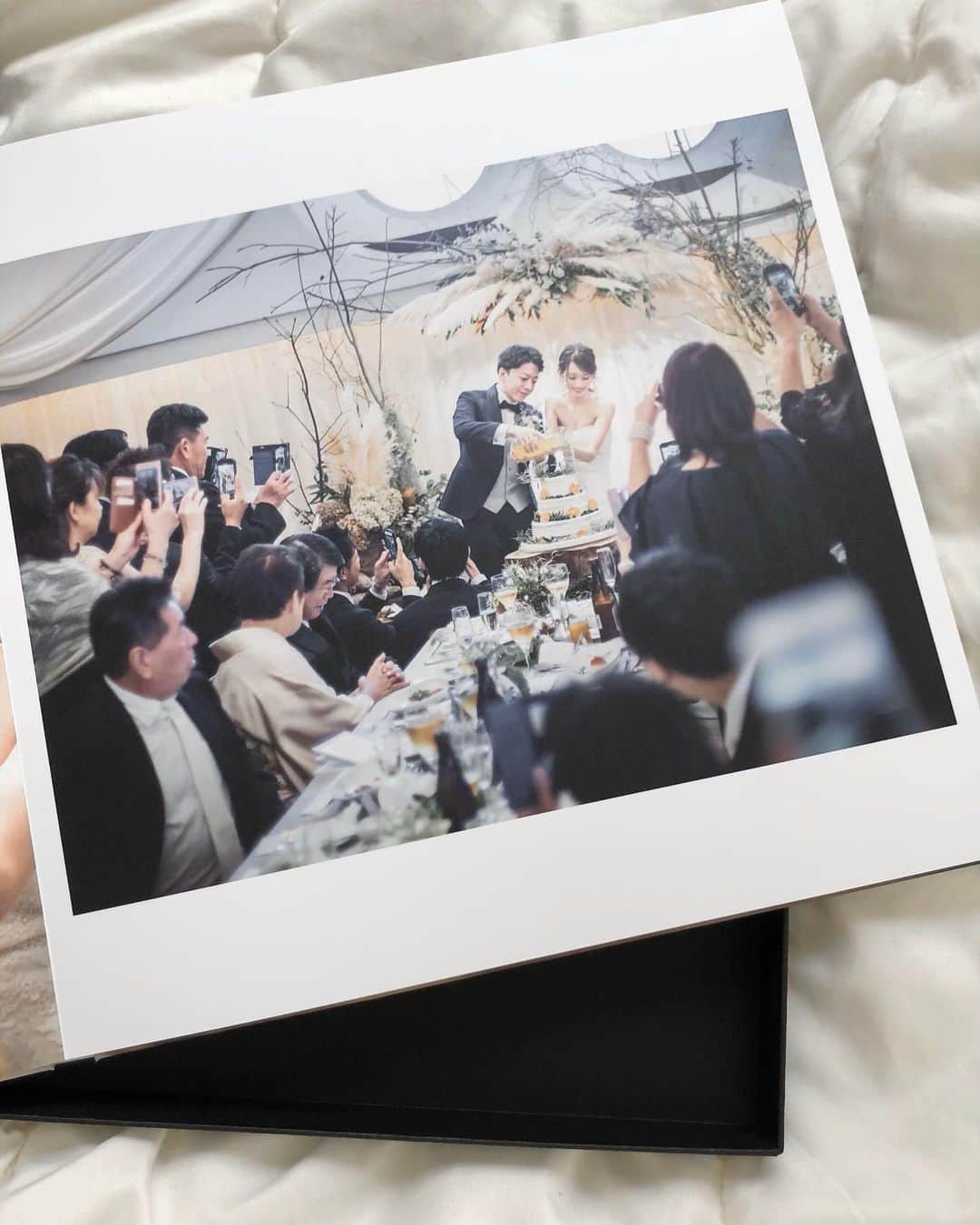 石元歩唯さんのインスタグラム写真 - (石元歩唯Instagram)「photo album  ちょうど一年前は結婚式だったなぁと、 昨日久しぶりに開いたアルバム ⛪️🌿 . 写真はデータでいいかなと思っていたけど アルバムにして形に残しておいたことで 自分達以上に両親が喜んで見てくれたから アルバムにしてもらって良かった。🎞✨ . ボックス付きで、飾っても置けるような 素敵なデザインも決め手でした ♡ @nicedpp  Dress shop @bridalcore_tokiwa Hair arrange @hairz_bridal Photograph @nicedpp Flower @biltonflowerdesign @pemk.pemk  #kento_ai_wedding #kento_ai」10月22日 22時01分 - 518aichi