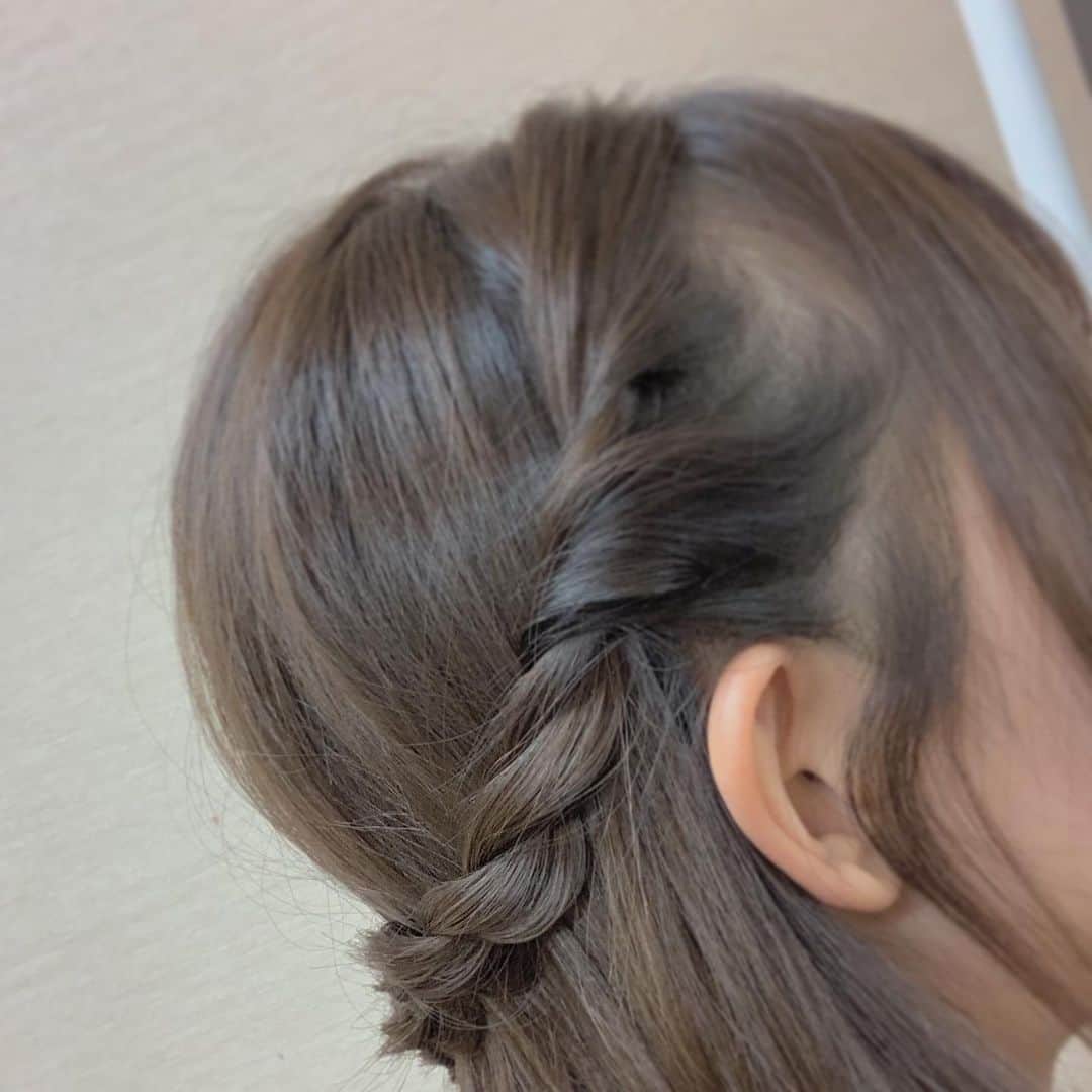 松田美里さんのインスタグラム写真 - (松田美里Instagram)「昨日の髪型は簡単なネジネジでした💐 実はあまり時間がなかったので、、笑 #ヘアアレンジ」10月22日 22時04分 - miri_matsuda