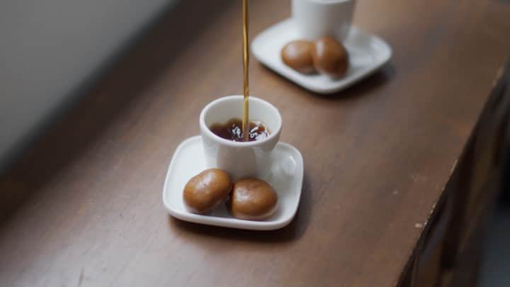 cafe_no_maのインスタグラム：「Afternoon coffee time with my favorite sweets “10yen - Manjyu” ・ 大好きなMORIMOTOの10円饅頭。黒糖がほんのり効いた皮や控えめに入った優しい甘さのあん。似たおまんじゅうはいろいろあるけれど、この絶妙な組み合わせがクセになります。もちろんコーヒーとの相性もぴったり。 ・ 前職のときは出張で北海道に行く度にいそいそと買いに行ってました。焼きたてを頬張ったのも懐かしい思い出です。」
