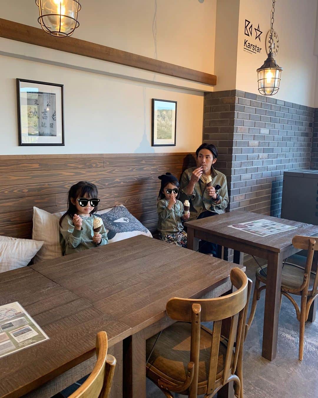 堀江直美さんのインスタグラム写真 - (堀江直美Instagram)「旅先で食べる🍦は格別✨そして家族で見る夕陽は特別☺️ * カルストロードをドライブとても気持ち良かった🚘🌾 * #カルストロード#秋吉台#山口#山口旅行#山口県#山口グルメ#yamaguchi#mine秋吉台ジオパーク#秋吉台ジオパーク#旅行#ドライブ」10月22日 20時36分 - naomiiiiiiiiiiii