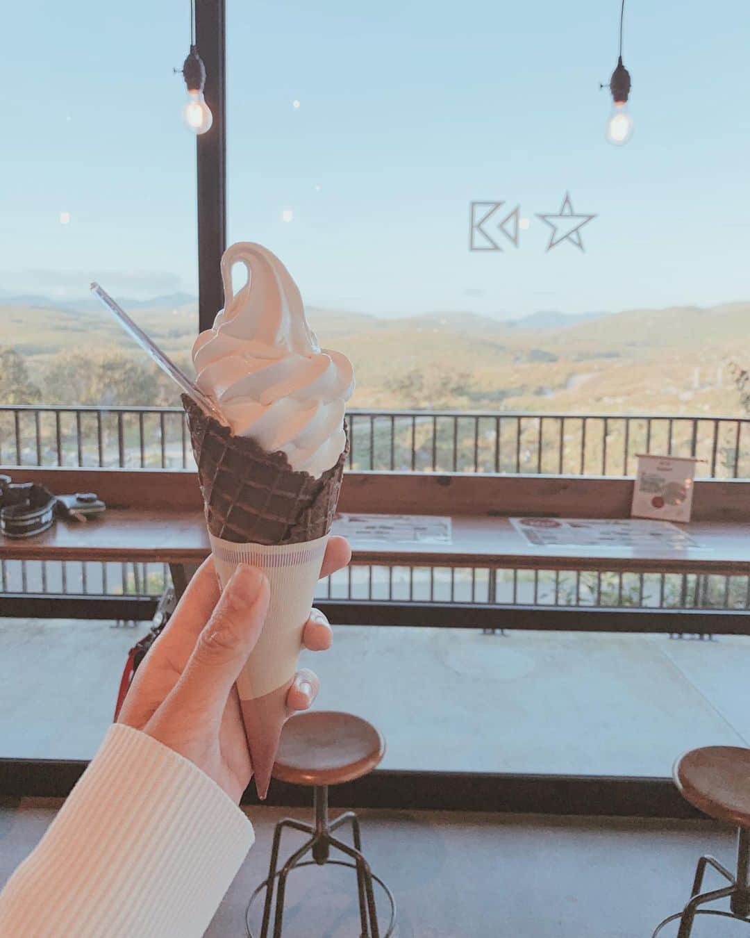 堀江直美さんのインスタグラム写真 - (堀江直美Instagram)「旅先で食べる🍦は格別✨そして家族で見る夕陽は特別☺️ * カルストロードをドライブとても気持ち良かった🚘🌾 * #カルストロード#秋吉台#山口#山口旅行#山口県#山口グルメ#yamaguchi#mine秋吉台ジオパーク#秋吉台ジオパーク#旅行#ドライブ」10月22日 20時36分 - naomiiiiiiiiiiii
