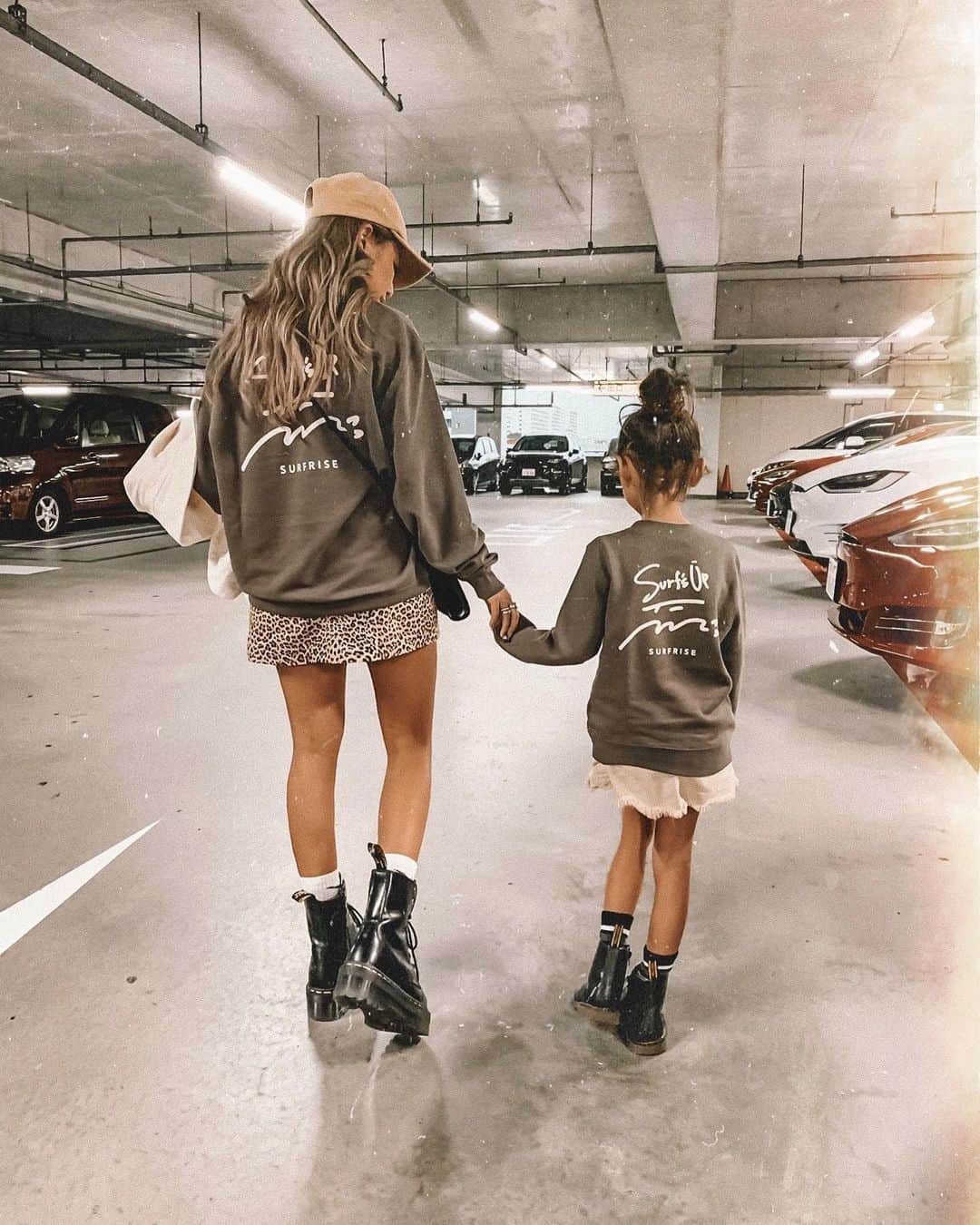 ✷kana✷のインスタグラム：「👯‍♀️ . . ヒートテック欲しさにUNIQLOで PayPayデビューしたんだけど、 まじで1枚タダになった😛← ラス日だったらしく得した❤︎ 色々これから賢くなろうと決めたよ💳w . ひさびさの親子ペアルック❤︎ @surfrise_com  かわいい😆」