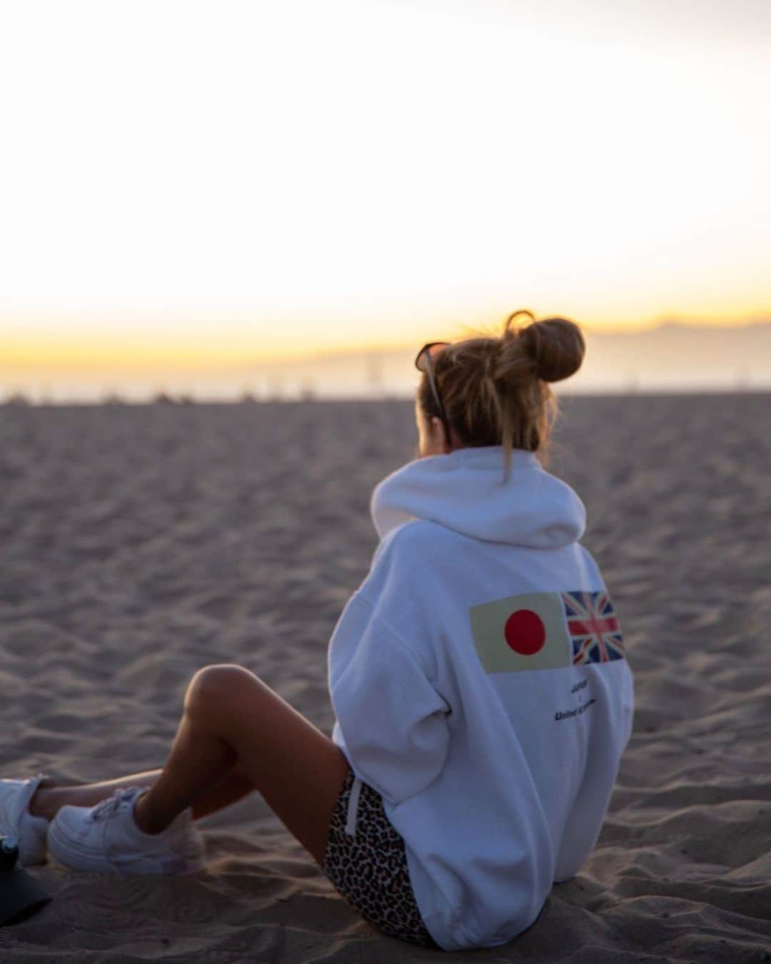 MARISのインスタグラム：「Hoodies lover ❣️ この時期スエットとかフーディーとか 楽ちんで昔から大好き！最高🔥来週から常夏だから今のうちに冬服いっぱい着る😊 Hoodie : @lyft.official  Sneakers : @nike  Short leggings : @urbanoutfitters」