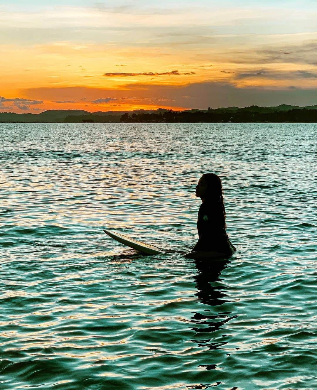 羽石杏奈さんのインスタグラム写真 - (羽石杏奈Instagram)「I’m on the surf trip in siargao island now🇵🇭🏝 フォリピンのシャルガオ島にサーフトリップ中🏄‍♀️♡ 海が目の前のロケーションにステイして、毎日サーフィンして、バイクで島周って、綺麗な海に飛び込んで、ビーチでヨガ。アイランドライフ、幸せすぎる。 . photo in #siargao #siargaoisland #siargaophilippines #siargao2019 #philippines #philippines🇵🇭 #philippinestravel #surf #surfing #cloud9 #cloud9siargao #surftrip #surfergirl #yoga #yoggi #islander #islandlife #islandgirl #シャルガオ島 #シャルガオ #フィリピン」10月22日 20時47分 - hawaiianna913