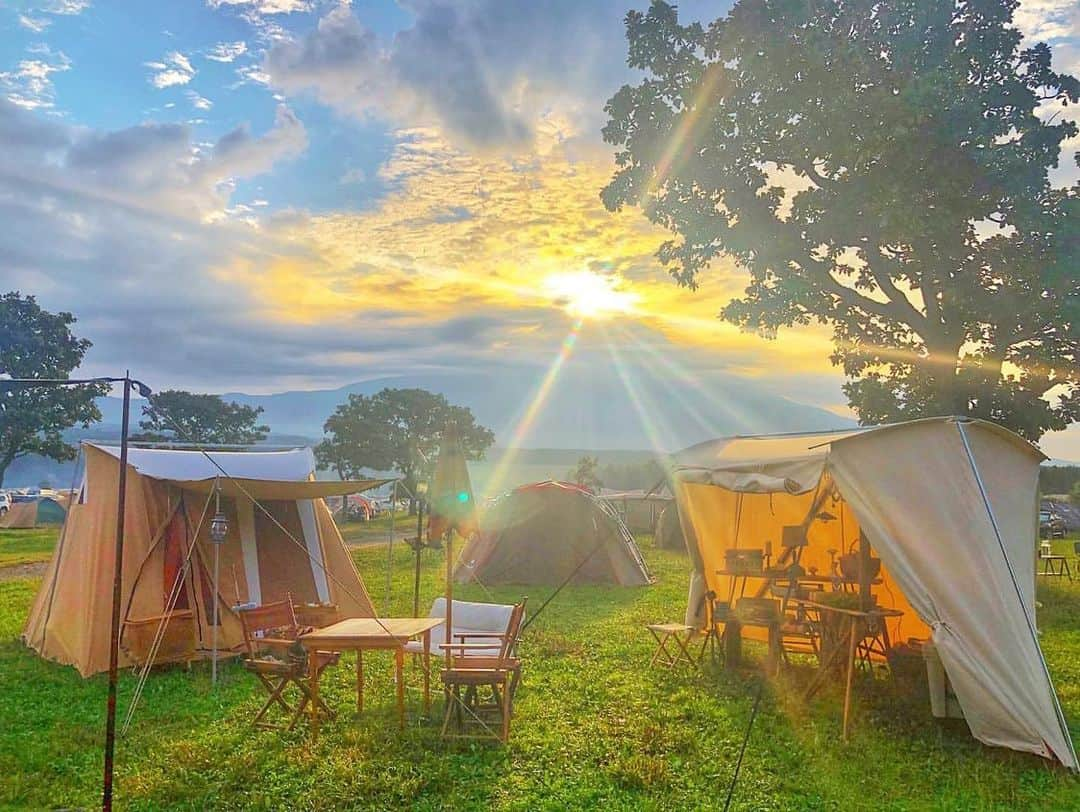 CAMP_HACKさんのインスタグラム写真 - (CAMP_HACKInstagram)「台風続発で雨予報が多く、スッキリしない天気が続きそうです。本来なら清々しくキャンプにも絶好のこの季節。ダイヤモンド富士が拝めるような晴れ間が待ち遠しいですね。 . . from CAMP HACK . CAMP HACKであなたのキャンプライフを取材します！ 『#camphack取材』を付けて投稿！ . Photo by @reireinoan さん . #camp #camping #camphack #outdoorlife #outdoor #trip #travel #japan #followme #weekend #travelling #outdoorgirl #family #familytrip ＃kirkhams #springbartents  #キャンプ #アウトドア #キャンプ道具 #キャンプ初心者 #家族 #外遊び #自然 #キャンプ場 #お出かけ #カーカムス」10月22日 20時58分 - camp_hack