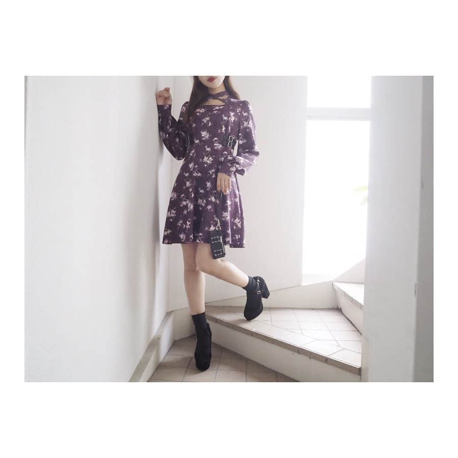 のインスタグラム：「10.22 update... #EATME #OCTOBER #NEW #ITEM #🌹 iPhoneケース、パンプス➡︎発売中 ワンピース➡︎10.25発売予定 ソックス➡︎参考商品 . TOP画面のURLからEATME WEB  STOREをCHECK💁🏻‍♀️ @eatme_japan . real rose printワンピース（ #ONEPIECE ） ¥13,000（＋tax） COLOR🎨:PPL.PNK.BLK SIZE📐:S.M . レースアップポケットI phoneケース6/7/8（ #CASE ） ¥5,500（+tax） COLOR🎨:BLK.PPL.BLU . クロスストラップパンプス（ #PUMPS ） ¥13,000（+tax） COLOR🎨:BLK.BLU.PPL SIZE📐:S（22.5cm) M（23.5cm）、L（24.5cm） . #EATME_COORDINATE #eatmejapan #イートミー #fetishmode #2019aweatme #VINTAGEAFTERNOONTEA #益若つばさ #tsubasamasuwaka #fashion #japan #tokyo #harajuku #osaka #umeda #原宿 #大阪 #梅田エスト #instagood #like4like」