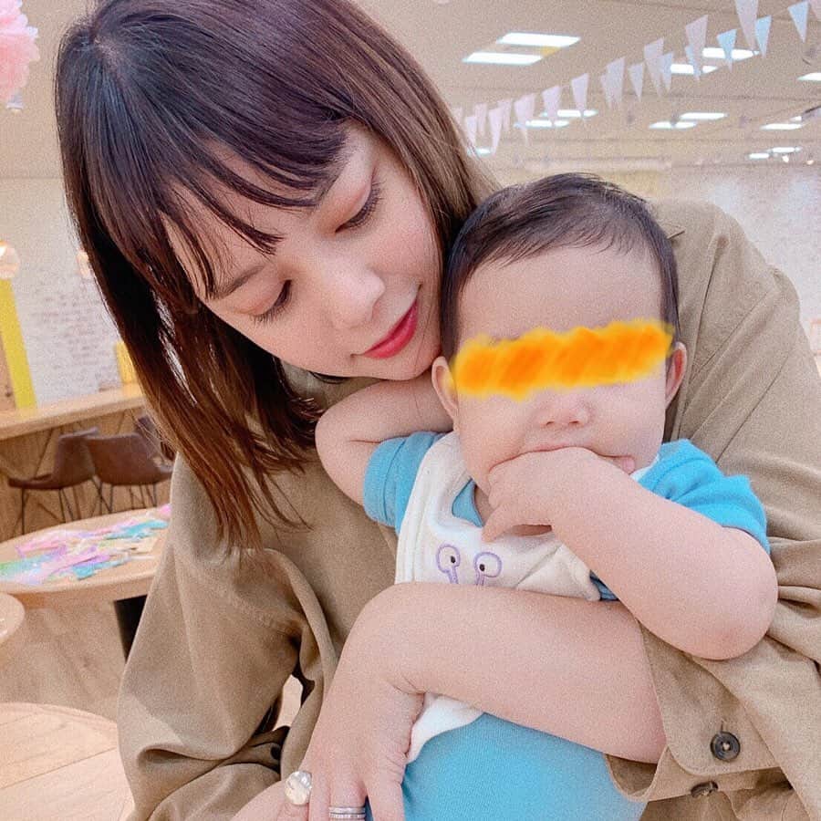 岸本セシルのインスタグラム：「ネタが無さすぎて、こないだストーリーにupしたやつ😘  @mamatastv  に遊びに行った時の一枚🌈👶🏻 ブルーの服のまま連れて行っちゃって(寝巻き笑)男の子と間違えられまくった🤣ママのせいだごめん💛笑  ママタスは、ママにとって嬉しい情報を発信してくれてるので私もお気に入りに保存しまくっている🙆‍♀️💕ありがたや〜  みんなはインスタで何をみてるー？？ 私は、海外インテリア、便利グッズ、イラスト、世の可愛い人や子供、動物などをみてる！！ みんなのおすすめアカウントやタグ教えてー❤️❤️❤️❤️ #ママタス #みんなのおすすめアカウント教えて 最近私が見てるタグは #胎児記憶 みて癒されてる笑 #2枚目は旦那が作ったシチュー #ありがと」