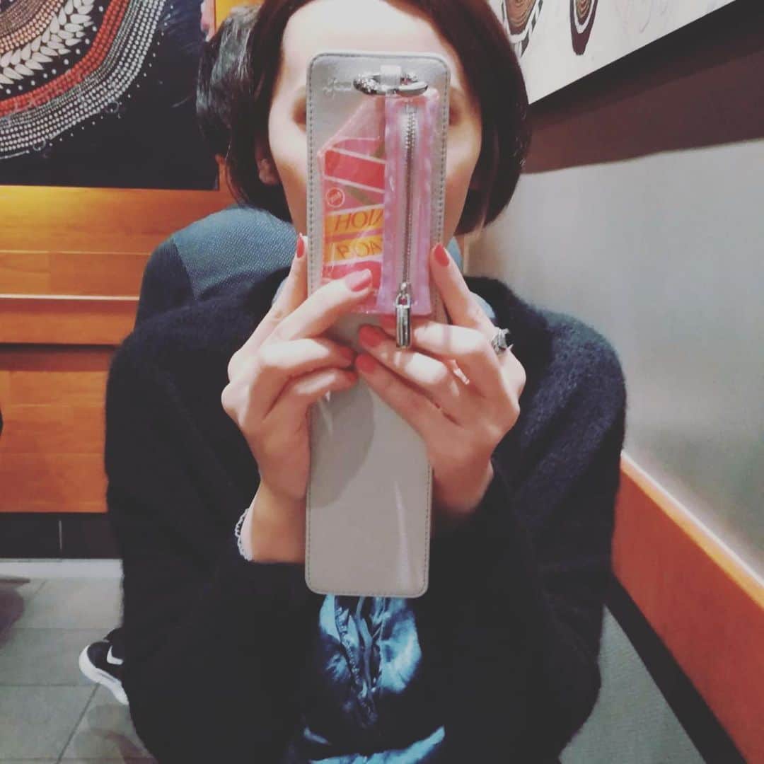 緒月遠麻さんのインスタグラム写真 - (緒月遠麻Instagram)「☺︎ あったらしい 📱ケース✨ グレーとピンク最強🥳  携帯ケースが好き過ぎて 困ってます。 助けて下さい。笑  #📱 ちなみに ぬぅちゃやまちで購入。  ぬぅ。」10月22日 20時52分 - toma_ozuki
