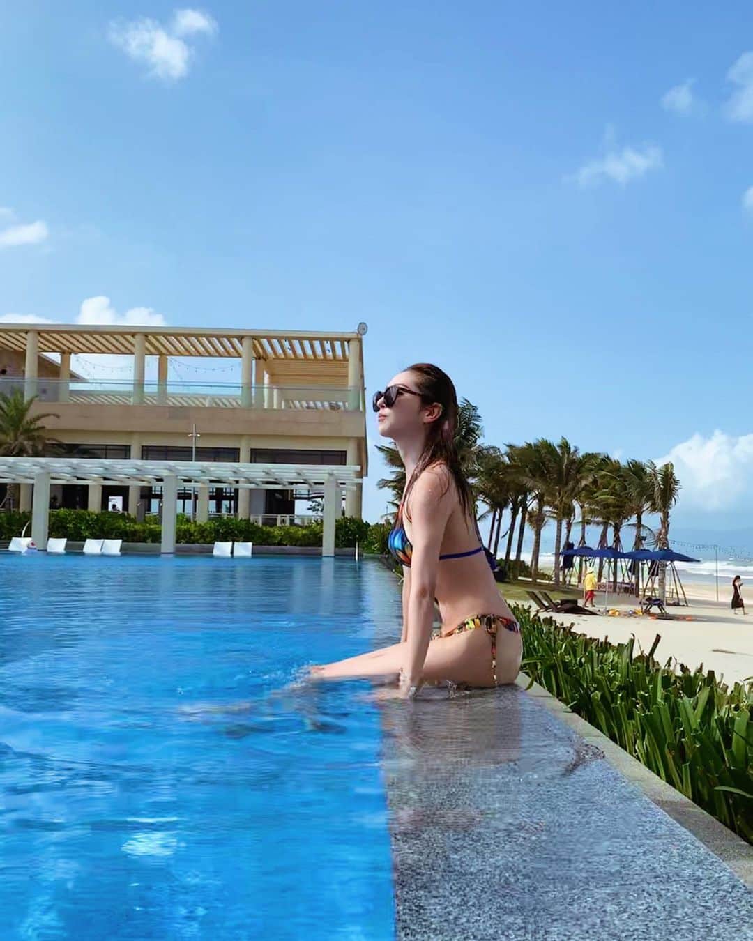 のインスタグラム：「風が気持ちいいー❤︎﻿ ﻿ プールのインフィニティのとこで寝っ転がって太陽を浴びて海を眺める幸せ❤︎﻿ ﻿ ﻿ 3枚目は腕筋がムキってなってて爽やかじゃない💪🏻w﻿ ﻿ ﻿ プールで泳ぐ時は平泳ぎが潜水か犬かき派❤︎﻿ ﻿ &﻿ ﻿ 海外行く時のオススメその②﻿ ﻿ 長期いるとホテルで簡単なものを洗濯したいなって時に、﻿ ボディソープや石鹸で洗って干す事あるよね。﻿ ﻿ 例えばクリーニングに出すまでもないキャミとか水着とかＴシャツとか下着とか。﻿ ﻿ 私は﻿ ﻿ ①まずは石鹸とかボディソープで服を洗ってすすぐ﻿ ﻿ ↓﻿ ﻿ ②すすぎ終わったら水を溜めてそこに柔軟剤を少し垂らして混ぜて絞ってベランダに干すだけ。﻿ ﻿ そしたら旅行先でもパリパリにならずふんわり仕上がるよ^_^﻿ ﻿ ﻿ 私は小さいボトルに柔軟剤を詰め替えておいて持っててる🙌🏻﻿ ﻿ ﻿ （ゲリラ豪雨とかになったら仕方ないけど🤪）﻿ ───────────────────────── ────────────────────────── #ダナン #ダナン旅行　#海外旅行　#danang #インフィニティプール　#インフィニティー　#pool #swim #swiming #pool #sheratongrandpool #sheratongrandanang #sheratongramddananghotel #dananghotel #swim #sea #リゾート　#resort　#シェラトン　#longpool　#ベトナム　#🇻🇳 ﻿ #ビーチベッド　#プールサイド　#poolside﻿ #👙　#bikini  #brazilians #brazilianbikini  #dechelles 　#海外旅行　#旅行のおすすめ」